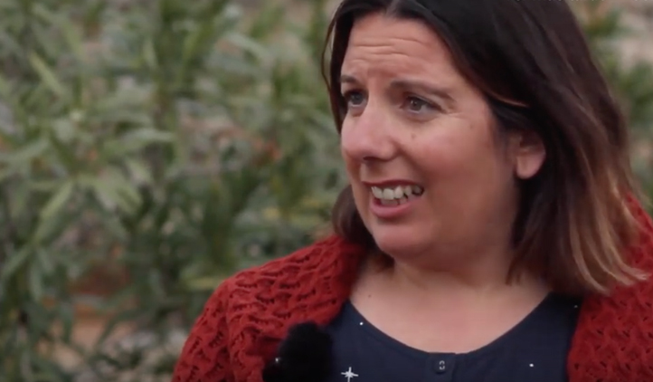 Video de mujeres que trabajan con mujeres