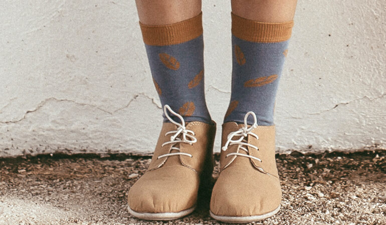 Tendencia de otoño. Calcetines llamativos y con todo tipo de zapatos